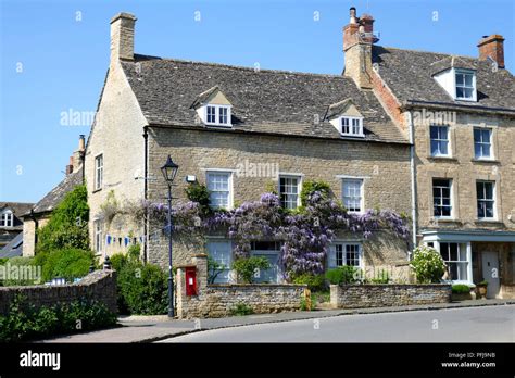 Cottages in Charlbury, a small Oxfordshire town, England Stock Photo ...