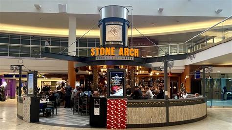 Where to grab a bite to eat at Minneapolis-St. Paul Airport - Axios ...