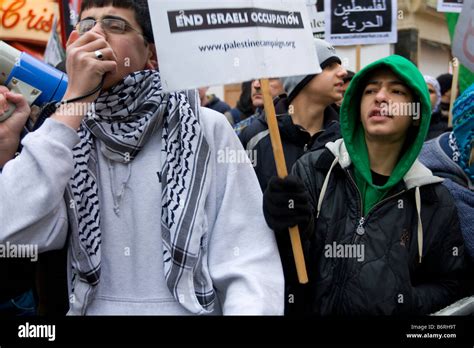 Demonstration outside Israeli Embassy, London. 31 December 2008 Stock ...