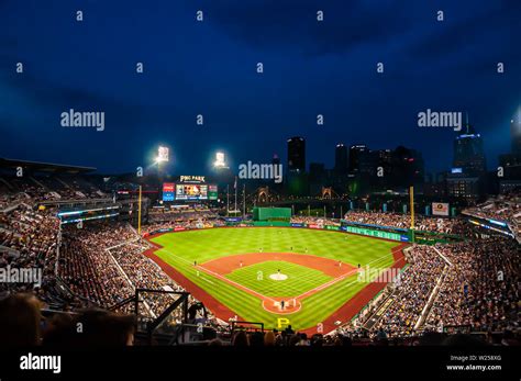 Night time baseball game hi-res stock photography and images - Alamy