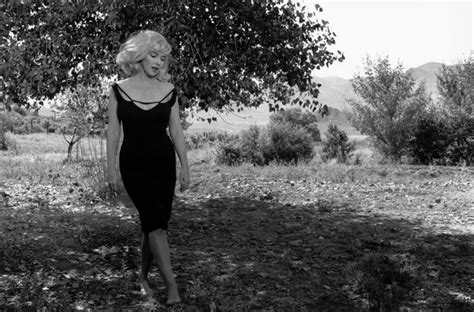 Marilyn Monroe in the garden, 1961. – Bygonely