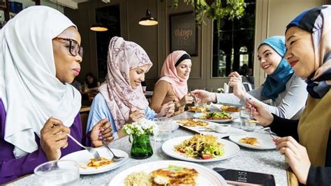 Adab Makan dan Minum dalam Islam Sesuai Ajaran Rasulullah SAW