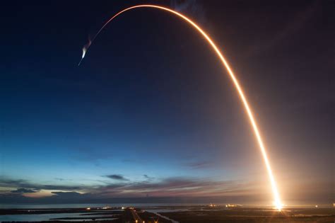 SpaceX's Falcon 9 Rocket Launches Dragon to the International Space ...