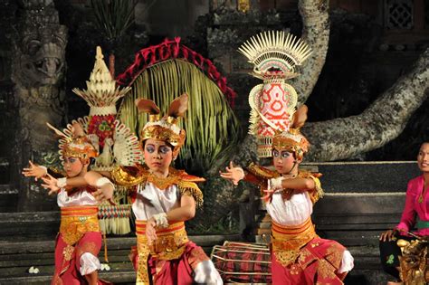 9 Dances of Indonesia - Graceful Indonesian Folk Dances