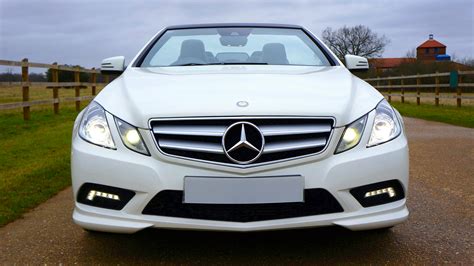 Coche Blanco Mercedes Benz · Fotos de stock gratuitas