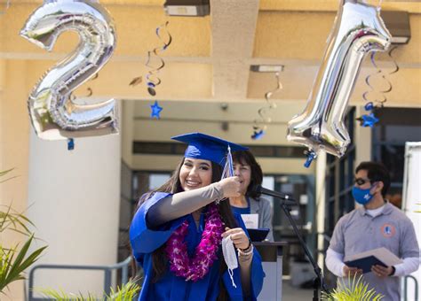 Valley Vista holds drive-up graduation 'parade' for graduates - Los ...