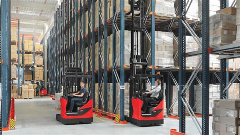 A Quick Guide to Narrow Aisle Forklifts for Warehousing Application