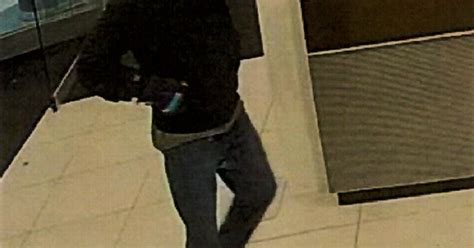 Man charged with robbing downtown bank, shooting guard - CBS Chicago