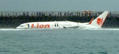 Lion Air crash: Boeing 737 plane crashes in sea off Jakarta - BBC News