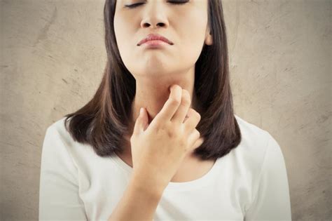 Itchy throat: Causes and remedies