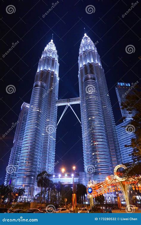 Petronas Twin Towers at Night Editorial Photography - Image of booming ...