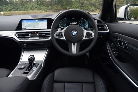 BMW 330e interior & comfort | DrivingElectric