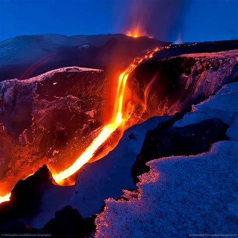 The Eyjafjallajkull volcano in active, Iceland | Volcano pictures ...