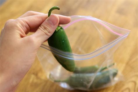 How to Freeze Jalapeno Peppers From the Garden | LEAFtv