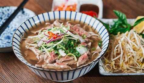 The Best Food In Vietnam: 9 Traditional Dishes You Must Eat ...