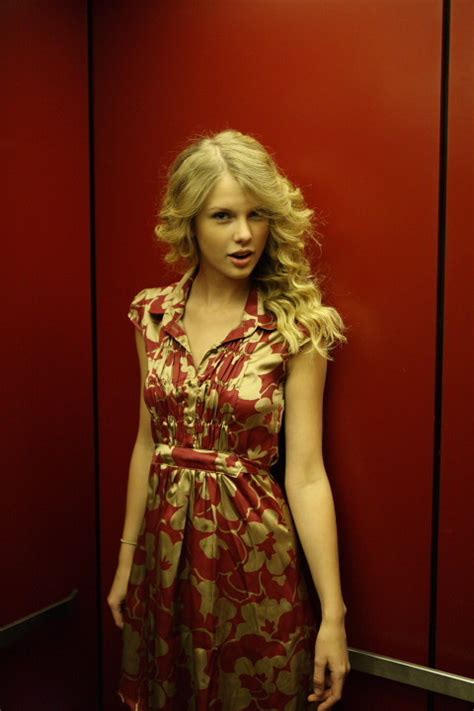 Behind the Scenes of the Fearless Tour - Taylor Swift Photo (9663470 ...