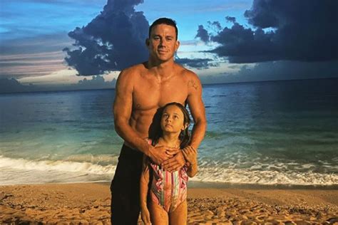 Channing Tatum mostra o rosto da filha pela primeira vez em foto na praia