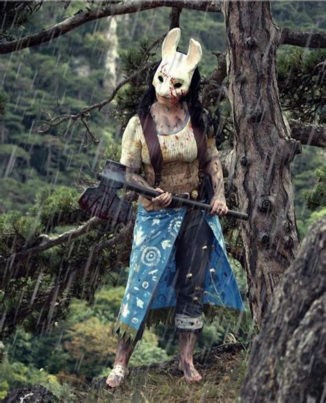 Here's an amazing Huntress cosplay! Follow her ig @sandymisaki ...