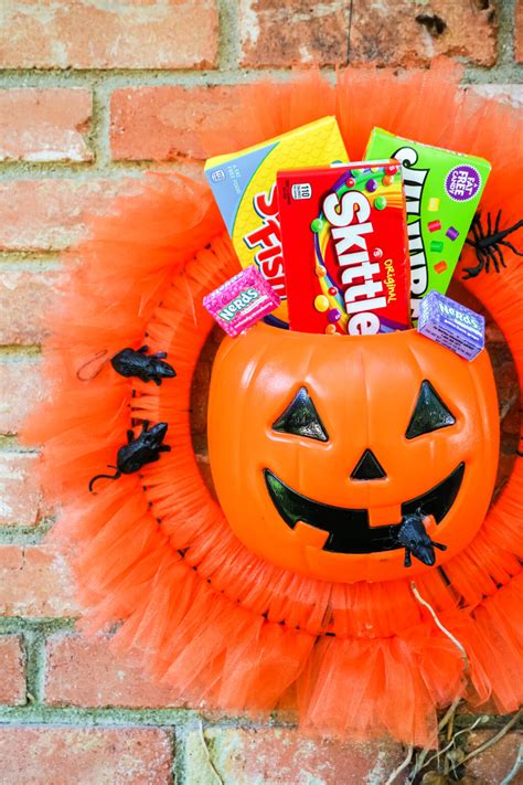 Halloween Candy Wreath - Easy Craft