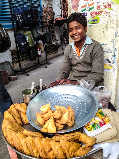 Doing the Indian thing: eating Samosas! | Backpack Me