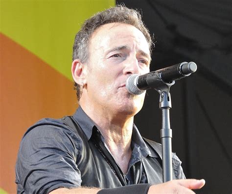 Bruce Springsteen Biography - Childhood, Life Achievements & Timeline