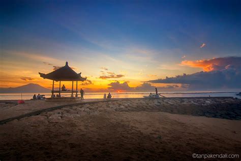 Potret : Sunrise di Pantai Matahari Terbit ~ TANPA KENDALI