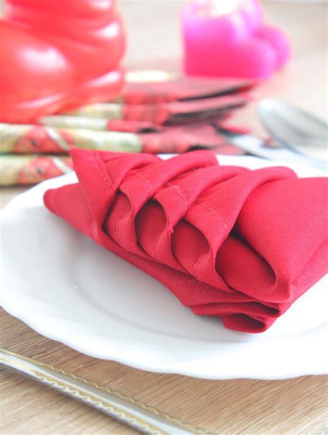 Christmas Napkin Folding 2 Minutes Tutorial - Easy Peasy Creative Ideas