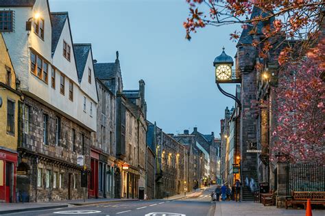 The Royal Mile in Edinburgh - The Busiest Street in Edinburgh's Old ...