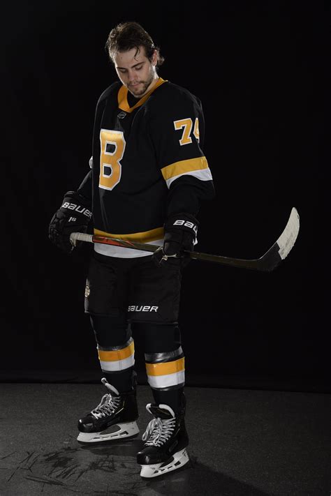 Boston Bruins Alternate Uniform — UNISWAG