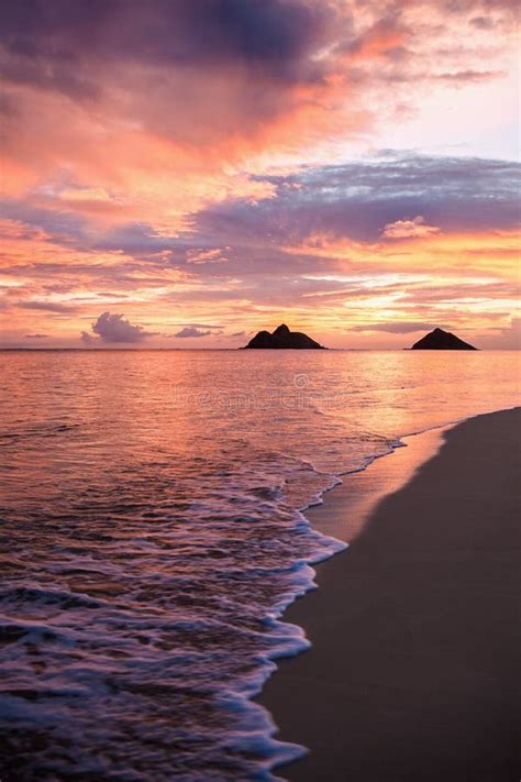 Sunrise at lanikai beach stock image. Image of haze - 111810381