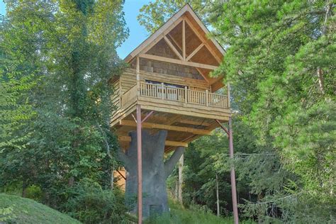 "Tennessee Treehouse" 1 Bedroom Cabin with Hot Tub Near Gatlinburg