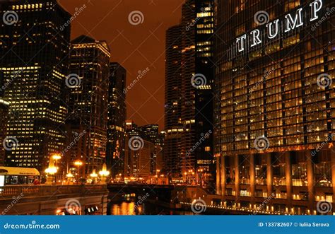 Night view of Chicago editorial photography. Image of building - 133782607