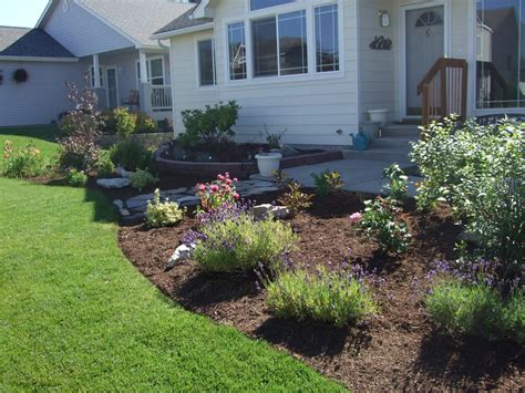 THE FOLKS AT HOME: Front Yard Landscaping