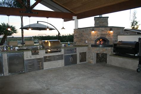 Outdoor Kitchen Designs With Pizza Oven