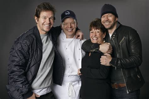 Mark Wahlberg Family 2023, Wife, Kids, Father, Age, Height, Net Worth ...