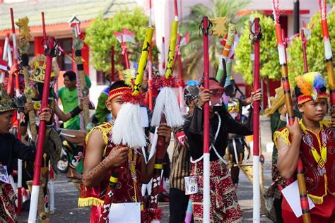 Stilts (festival egrang) carnaval para celebrar el día de la ...