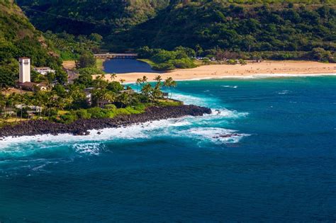 Waimea Bay on the North Shore (Oahu) - Visitor Guide