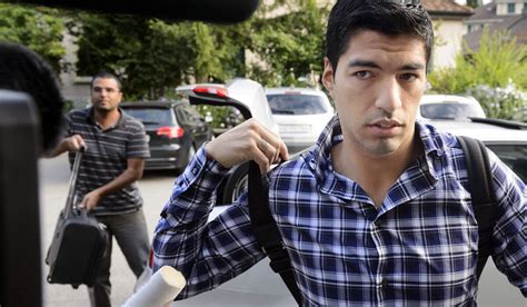 Luis Suarez pleads case to international panel in biting incident - Los ...