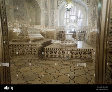 The Cenotaph of Mumtaz Mahal and Shah Jahan inside the Taj Mahal in ...