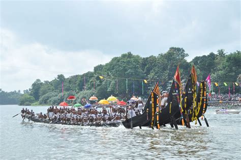 ANOOP G KURUP: HQ Pictures Of Aranmula Boat Race 2010