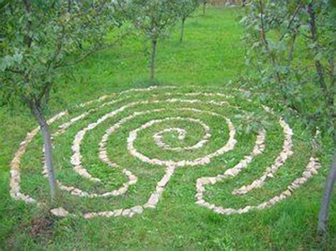 35+ Nice Garden Labyrinth Design Ideas (With images) | Labyrinth design ...