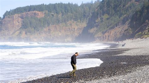 How to Hunt for Agates on the Oregon Coast - Travel Oregon