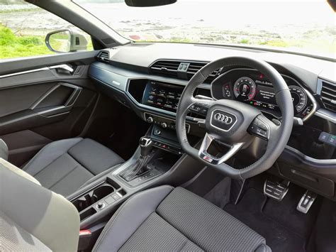 The interior of the new Audi Q3 - Changing Lanes