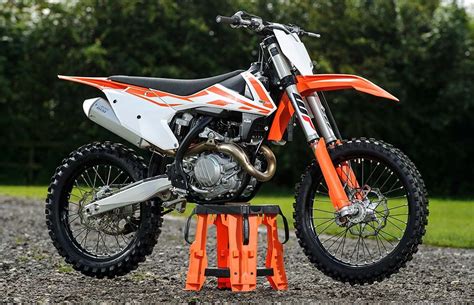 First look: 2017 KTM 450 SX-F | Dirt bike videos, Ktm 450, Motorcycle