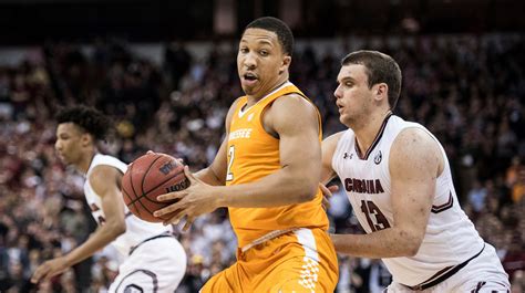 UT Vols basketball holds off South Carolina for 15th straight win