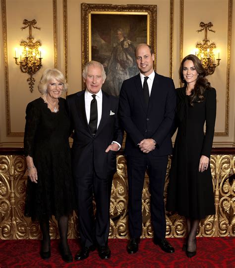 Palace Reveals New Royal Family Portrait Taken Before Queen Elizabeth's ...