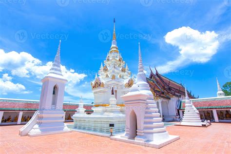 Wat Phra Borommathat Chaiya, Surat Thani white Pagoda About faith for ...