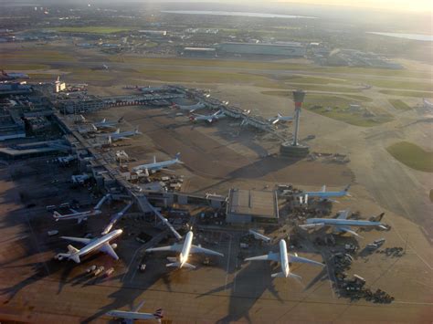 File:Heathrow Airport 010.jpg - Wikimedia Commons