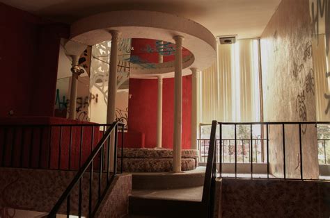 12 eerie photos inside an abandoned hotel | OverSixty