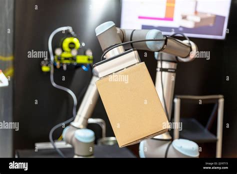 Industrial pick and place robot arm Stock Photo - Alamy